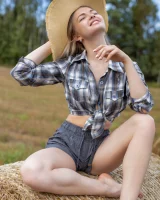 Fem Joy - 03-sophie-fields-of-gold-0004